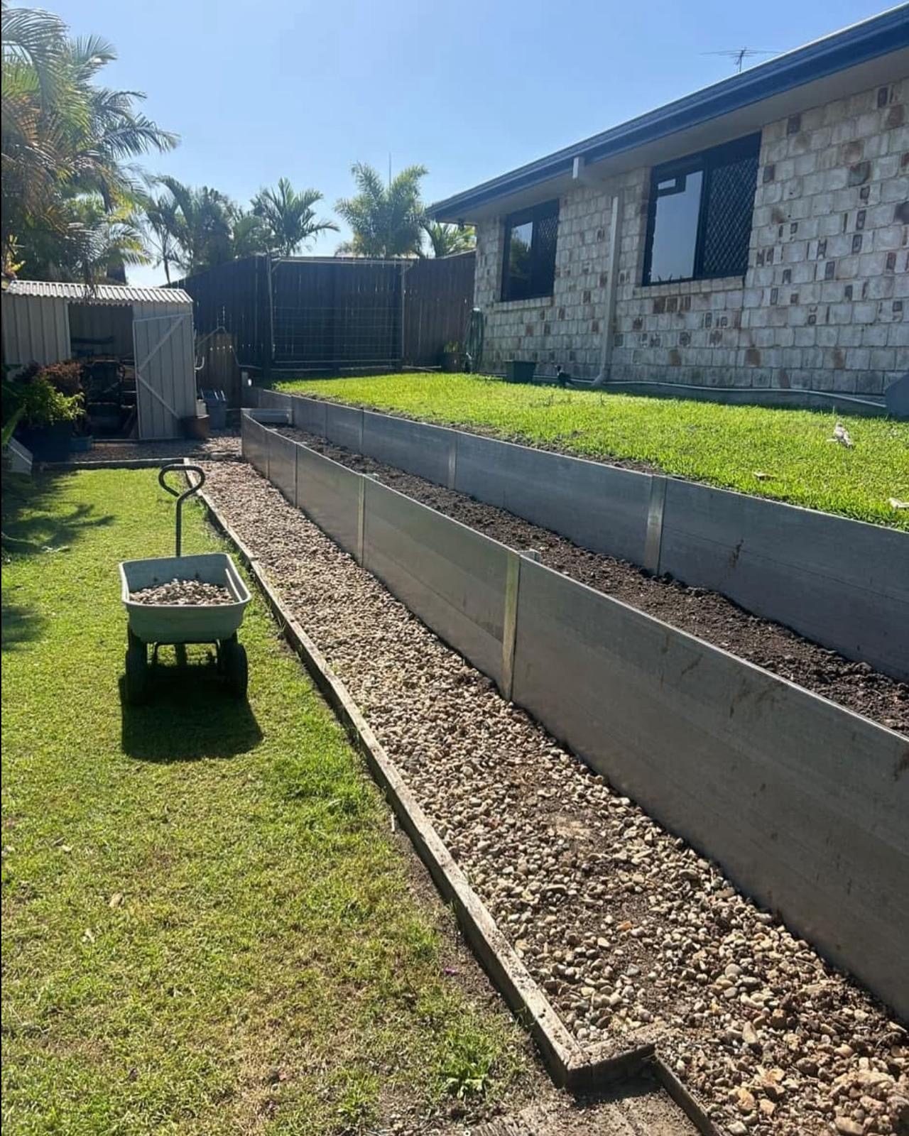 Retaining wall with fence package