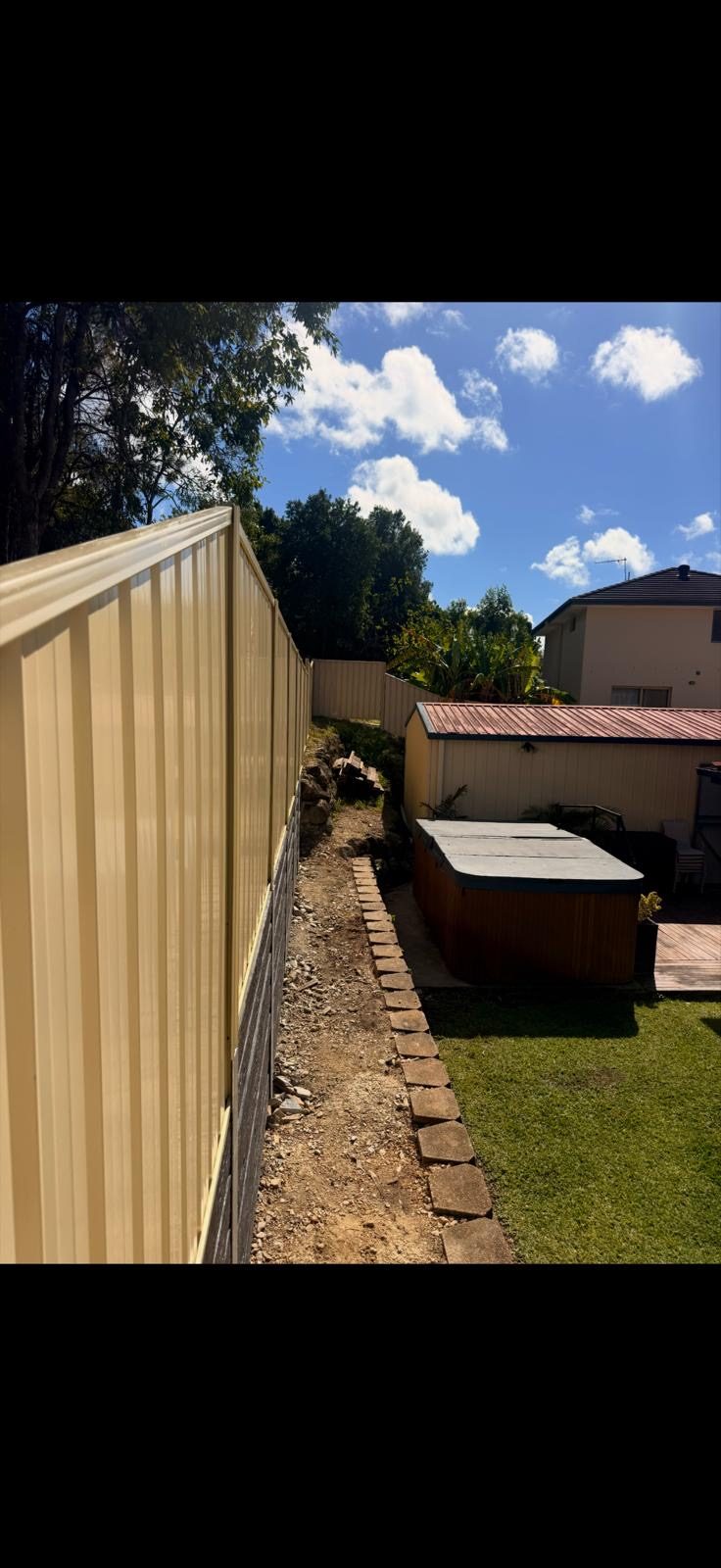 Side boundary retaining wall and fence